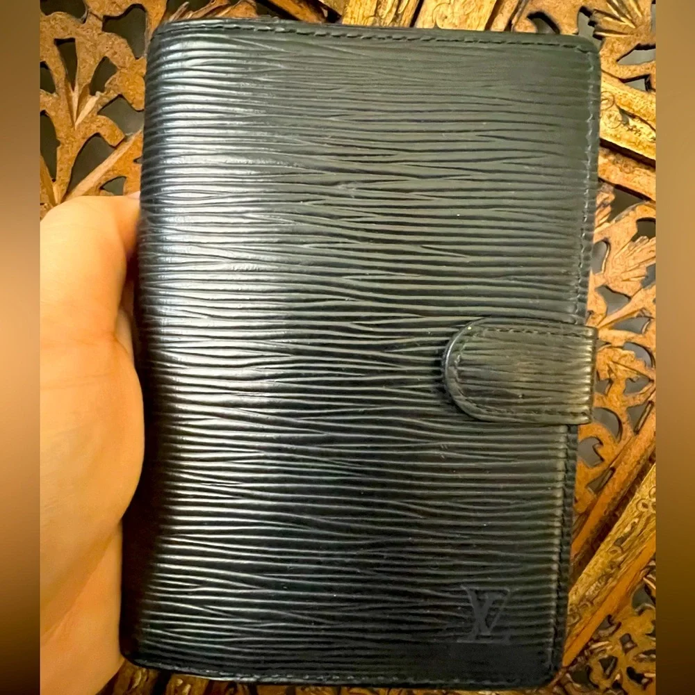🔥 Authentic Louis Vuitton Black Epi PM Agenda Passport Holder - Picture 2 of 16